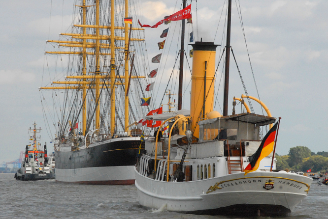 Die PEKING auf dem Heimweg nach Hamburg begleitet von einer Ehreneskorte aus Traditionsschiffen wie dem Peil- und Bereisungsdampfschiff SCHAARHÖRN am 7.9.2020 © Andreas Zedler